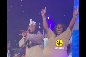 Expectant mother makes surprise appearance, sprays Daddy Lumba with cash at London concert