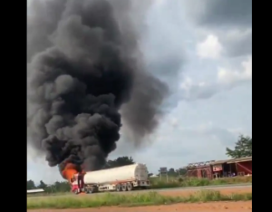 Fuel-Tanker-engulfs-in-flames-on-Kumasi-Accra-Highway-near-Suhum.png