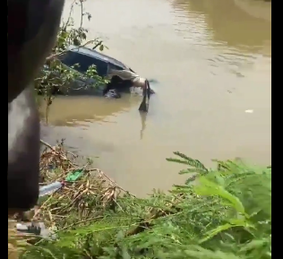 (Video) Floods claim 3 lives as car falls from Abattoir Bridge on Accra-Tema Motorway