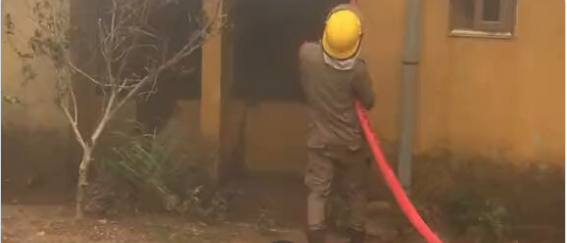 (Video) Netizens react to Fire Service response to fire; "He's using water pistol to quench fire"
