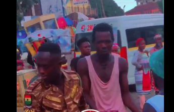(Video) Prison officer arrests man linked to street phone scam in Kumasi