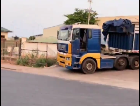 (Video) Runaway truck miraculously avoids casualties after rolling into ditch