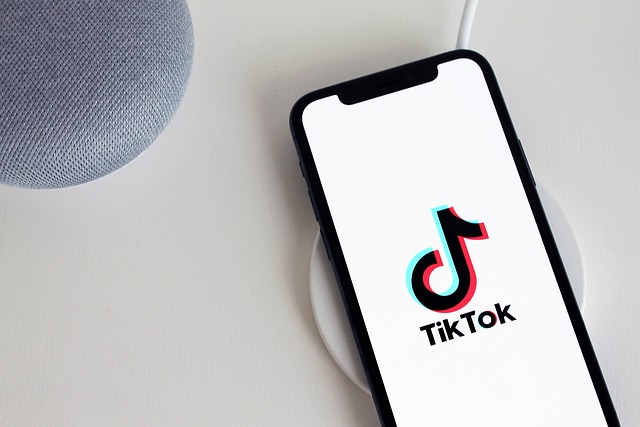 (Video) Woman who borrowed transport fare to meet TikTok lover abandoned