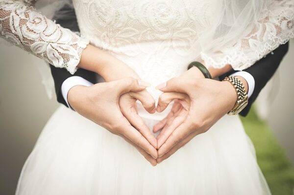 Man catches girlfriend cheating at family wedding