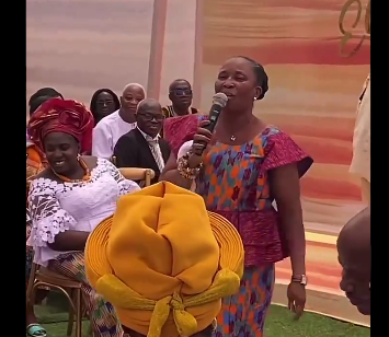 (video) Woman sings song dedicated to Nana Addo and Bawumia at wedding