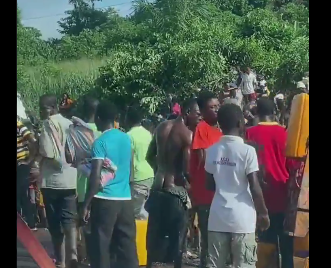 (Video) Residents of Konongo attempt to scoop fuel from overturned tanker; defy safety precautions