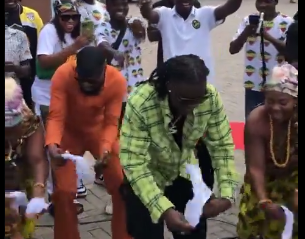 Viral video: Stonebwoy showcases borborbor dance moves