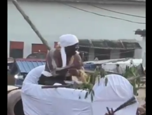 Elmina chief jams to King Paluta's 'Aseda' in palanquin