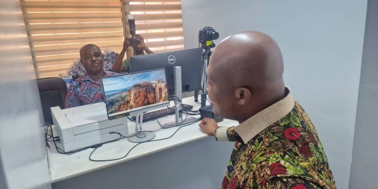 Foreign Minister promises that passport applications will be processed in a week