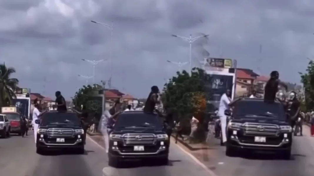 (Video) Stonebwoy Causes Chaos in Ejisu After Throwing Money into Crowd
