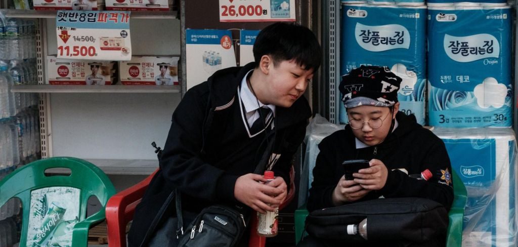 Teachers Divided as South Korea Passes Classroom Phone Ban
