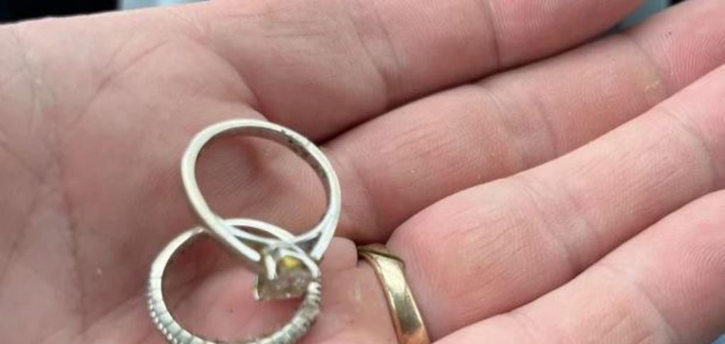 Canadian Man Crawls Through Refuse Dump to Rescue Wife’s Ring