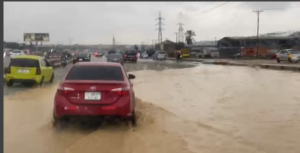 Heavy Rains Turn Nsawam-Pokuase Highway into a River – Commuters Stranded