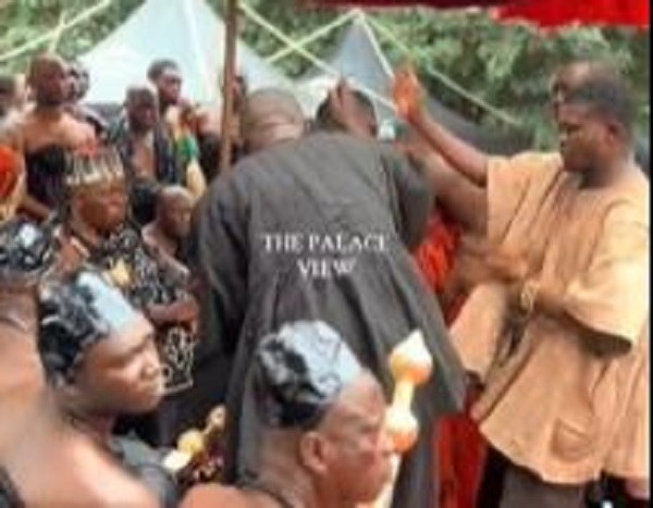 (Video) Manhyia Palace: Fetish Priest Slaps Interpreter Over Wrong Translation